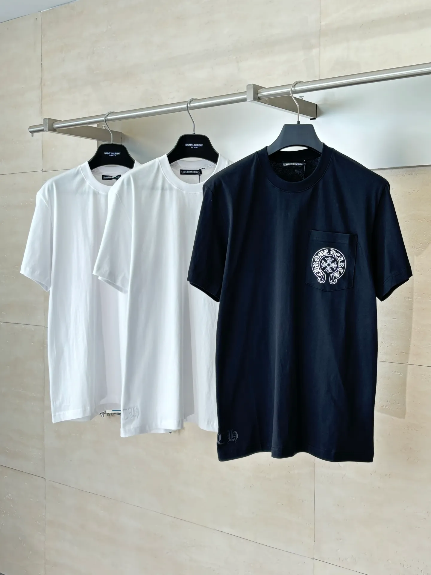 P226 Chrome Heart*/Chrome Heart Horseshoe print pocket printed short-sleeved T-shirt Made of the same heavy-weight pure cotton material as the original, high-count yarn is light, thin and breathable. Imported ink three-dimensional printing, skin-friendly and breathable. And through anti-shrinkage treatment, it will not be easily deformed after long-term wear. The imported ink has passed Oeko-Tex Standard 100 environmental protection certification. The color fastness reaches level 4-5, and there is no obvious fading after 50 times of washing. Strictly proofread the color management system of digital printing. Custom woven and dyed, no color difference from the original version Size: S/M/L